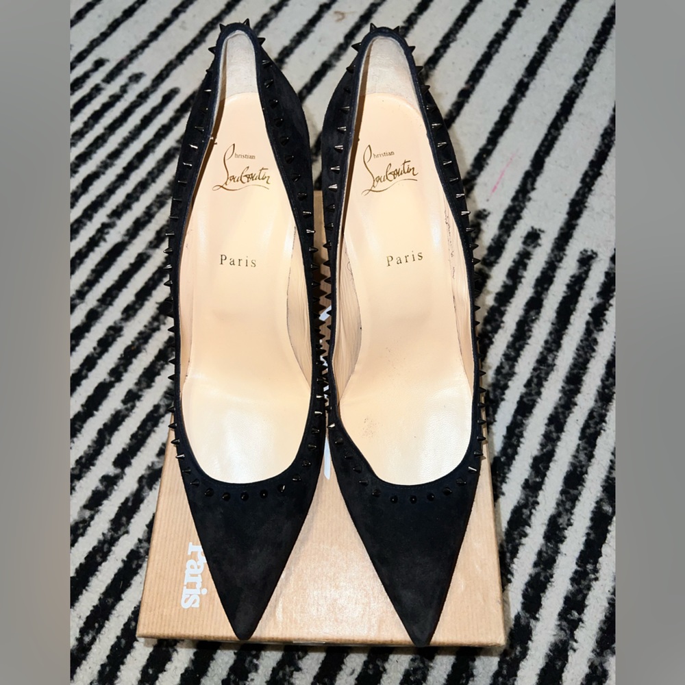 Classic pump with edgy punk twist! Gunmetal spike embellishments w/ 85 mm heel! - Picture 3 of 6